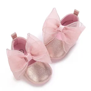 Detailansicht rosa Baby-Prinzessin-Schuhe mit großen Schleifen und Glitzer