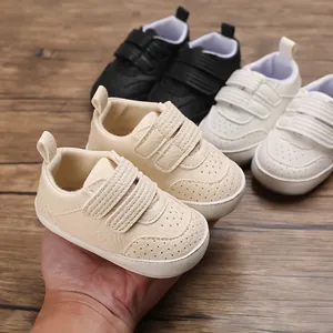 Nahaufnahme von PU-Leder Babyschuhen mit weicher Sohle und Klettverschluss für Kleinkinder.