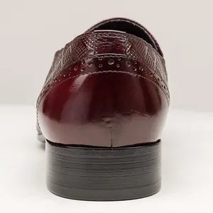 Détail arrière d'une chaussure en cuir de veau bordeaux avec couture brogue
