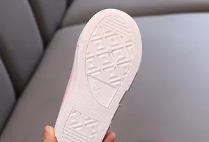 Vue détaillée de la semelle souple blanche antidérapante pour chaussures enfant