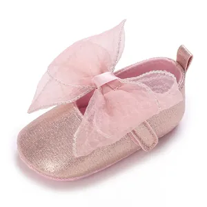 Detailansicht eines babyrosa glitzernden Laufschuhs für Mädchen mit großer Organzaschleife