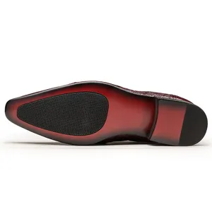 Vue détaillée de la semelle antidérapante en cuir bordeaux dégradé sur chaussures pointues hommes