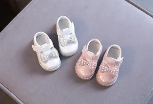Zwei Paar weiche Baby-Prinzessinnen-Laufschuhe in Weiß und Rosa mit Perlen-Schleifen-Detail