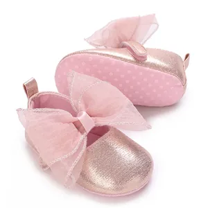 Detailaufnahme der rosa Metallic-Babyschuhe für Mädchen mit eleganter Tüllschleife