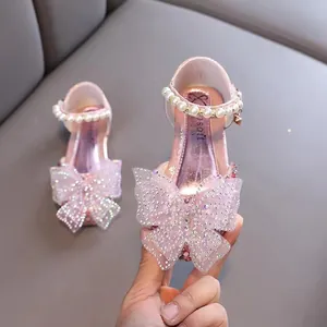 Elegantes zapatos de princesa rosas para niñas con lazo de mariposa brillante y perlas finas