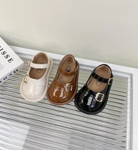 Tres pares de zapatos Mary Jane de charol brillante en beige marrón y negro para niñas pequeñas