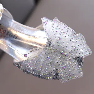 Zapatos de princesa plateados para niñas con lazo de mariposa y pedrería