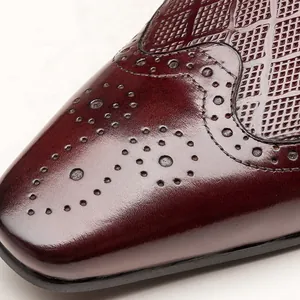 Vue macro détaillée du cuir de veau texturé et des motifs richelieu sur chaussure pour homme