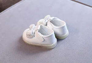 Detailansicht weißer Lauflernschuhe für Mädchen mit Perlenbogen und weicher Sohle