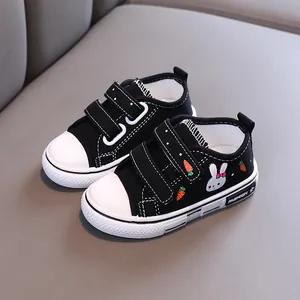 Chaussures en toile enfant noires avec motif lapin mignon et semelle souple.