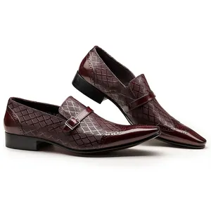 Vue détaillée des chaussures monk strap bordeaux de luxe en cuir texturé à bout.