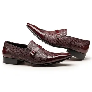Vue détaillée de chaussures en cuir bordeaux à boucle avec motif gaufré élégant