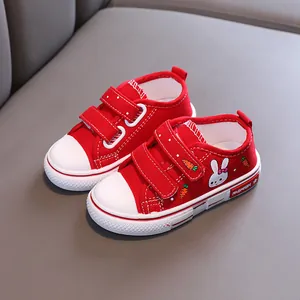 Chaussures en toile rouges pour enfants avec motifs lapin et carotte sur semelle souple