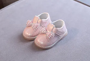 Detailansicht rosa Prinzessinnenschuhe für Kleinkinder mit eleganter Perlen-Schleife