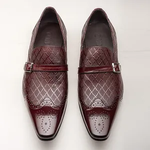 Vue détaillée de mocassins en cuir de veau bordeaux avec motifs brogues et textures losanges