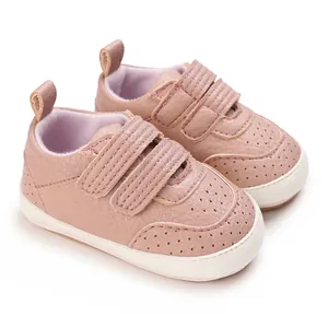 Dettaglio scarpe primi passi neonato in PU rosa con suola morbida e velcro