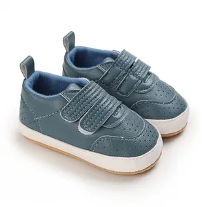 Detailansicht atmungsaktiver Babylauflernschuhe aus blaugrünem PU-Leder mit Klettverschluss.