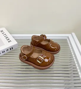 Zapatos de charol marrón tipo Mary Jane para bebés con una suola blanda y gruesa