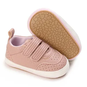 Dettaglio scarpe da camminata rosa neonato con suola in gomma morbida antiscivolo e PU