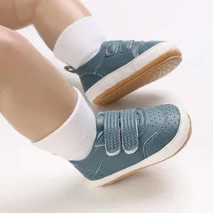 Nahaufnahme blauer Baby-Lauflernschuhe mit weicher Sohle und verstellbarem Klettverschluss