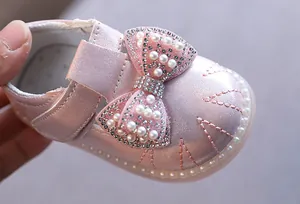 Detailansicht rosa Prinzessinenschuhe für Babys mit Perlen- und Strassschleife