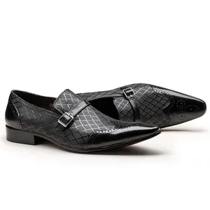 Gros plan sur des chaussures en cuir noir à boucle avec détails richelieu texturés
