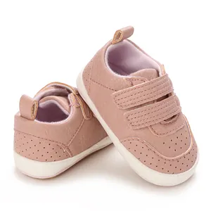 Dettaglio delle scarpe primi passi in pelle PU rosa con chiusura a strappo