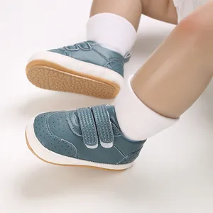Nahaufnahme blaue Baby-Lauflernschuhe mit Klettverschluss und weicher rutschfester Sohle