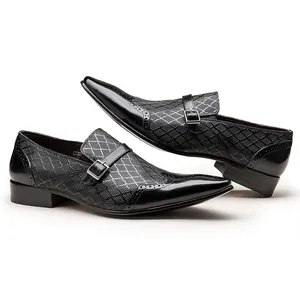 Vue latérale de chaussures monk en cuir noir à bout pointu avec motif texturé