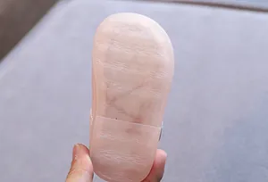 Detailansicht der weichen, transparenten rosa rutschfesten Sohle für Lauflernschuhe