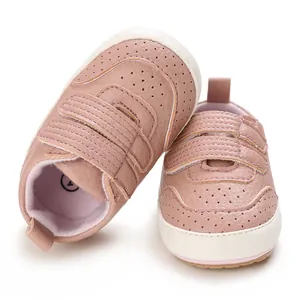 Dettaglio di scarpine primi passi rosa in pelle PU con chiusura a strappo per neonati