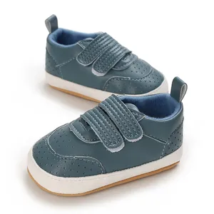 Detailansicht türkisfarbener Baby-Lauflernschuhe aus PU-Leder mit Klettverschluss