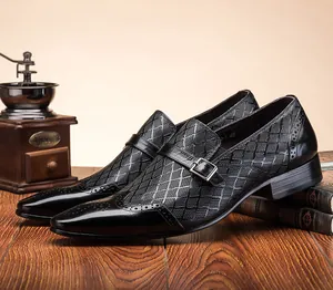 Détail de chaussures monk en cuir de veau noir avec un motif matelassé élégant.