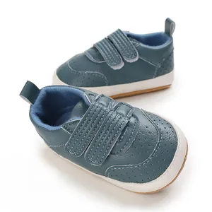 Detailansicht türkisfarbener Lauflernschuhe für Babys mit atmungsaktiven Löchern