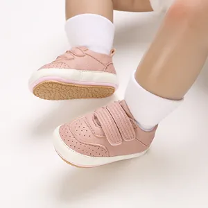 Dettaglio scarpe da camminata neonato in pelle PU rosa con chiusura velcro e suola morbida.