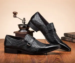 Détail rapproché de chaussures en cuir noir à bout pointu avec motif texturé ajouré