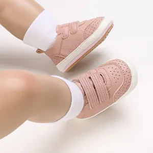 Dettaglio scarpe da passeggio per neonati in pelle PU rosa con suole in gomma morbida