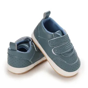 Detailansicht der blauen Baby-Lauflernschuhe aus PU-Leder mit Klettverschluss und weicher Sohle