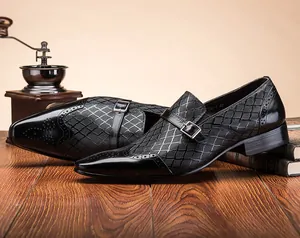 Élégantes chaussures en cuir noir respirantes avec détails brogues et texture