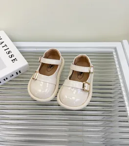 Elegantes zapatos Mary Jane crema para niñas pequeñas con suelas suaves y hebillas oro
