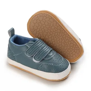 Detailansicht der blauen PU-Leder Babyschuhe mit rutschfester Sohle und Klettverschluss