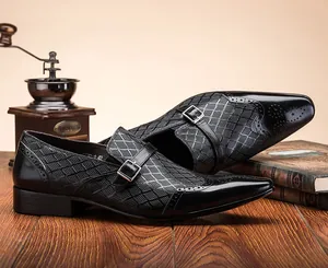 Vue détaillée des chaussures monk en cuir de veau noir avec motifs brogue sur bois.