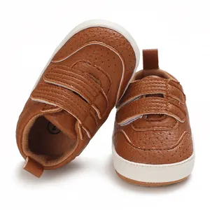 Dettaglio scarpe da camminata per neonato marroni con doppio velcro e suola morbida