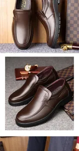 Makroansicht der braunen Echtleder-Narbung bei Business-Casual-Slippern für Herren.