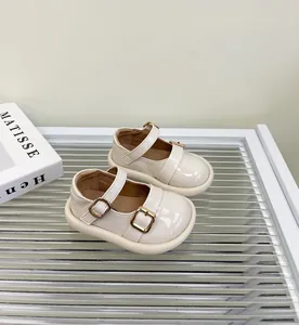 Primer plano de zapatos de piel Mary Jane crema para bebé niña con suelas blandas