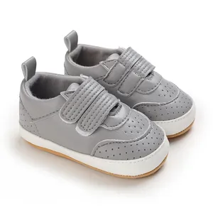 Detailansicht graue atmungsaktive PU-Leder Babyschuhe mit weicher Sohle für Kleinkinder