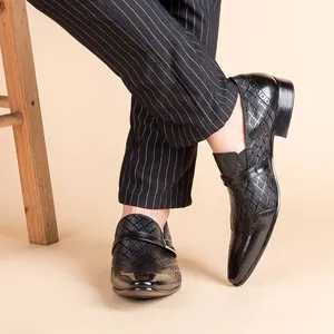 Gros plan de chaussures habillées en cuir de veau noir respirant avec boucle élégante