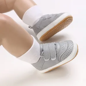 Detailaufnahme grauer Baby-Sneaker mit Klettverschluss und weicher weißer Sohle