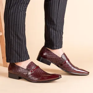 Vue détaillée des chaussures en cuir de veau bordeaux avec bride et texture à motifs