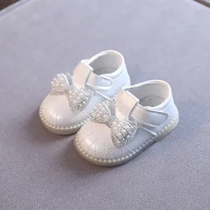 Elegante weiße Baby-Mädchen-Prinzessin-Schuhe mit Perlbogen und weicher Sohle